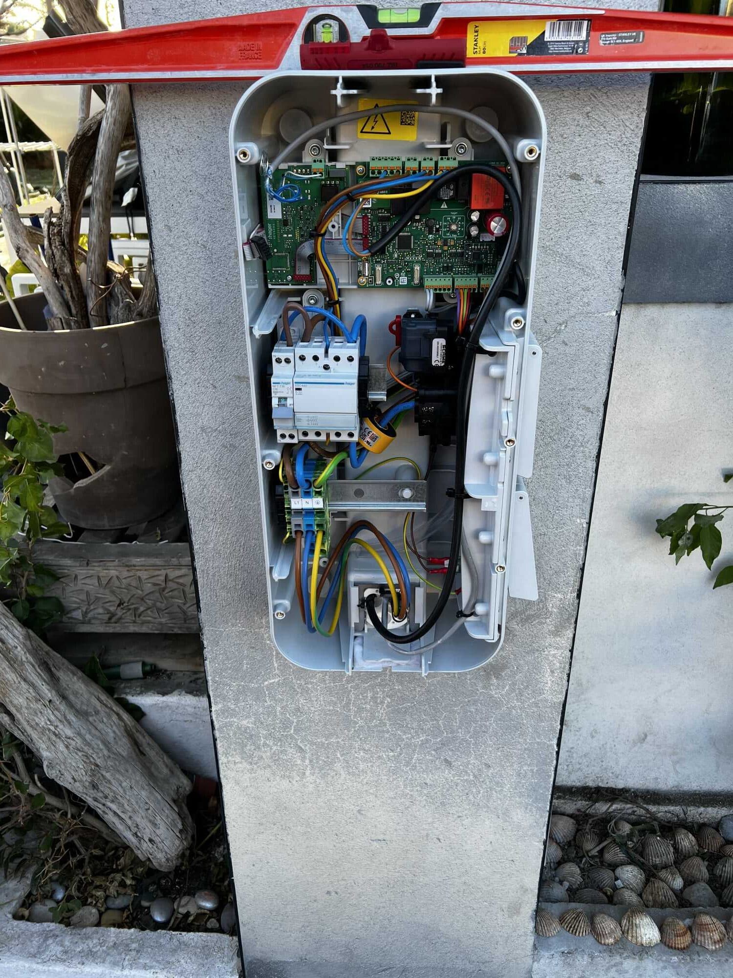 Installation d'une borne de recharge Hager