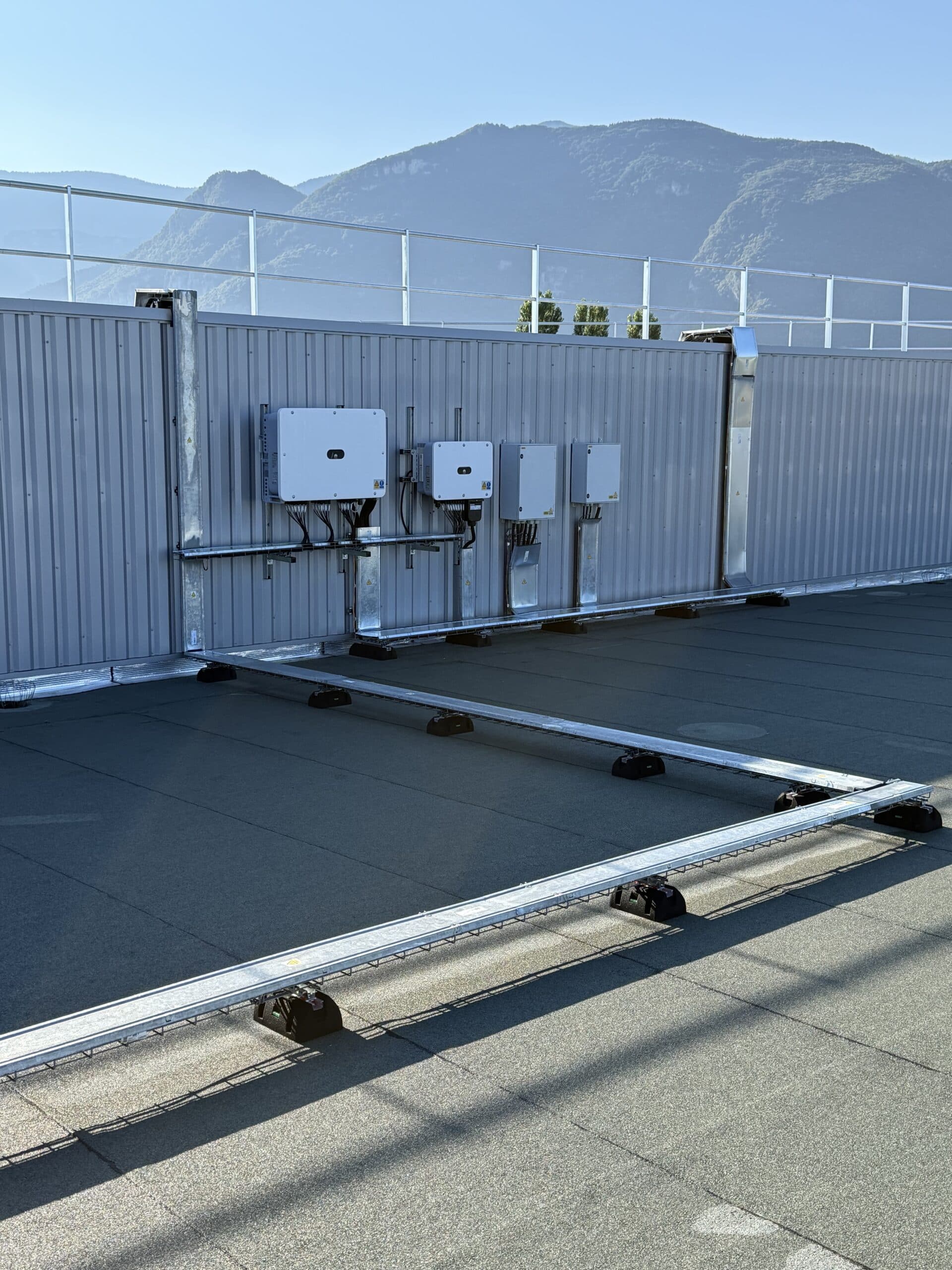 Onduleurs Huawei et coffrets électriques d’une centrale photovoltaïque